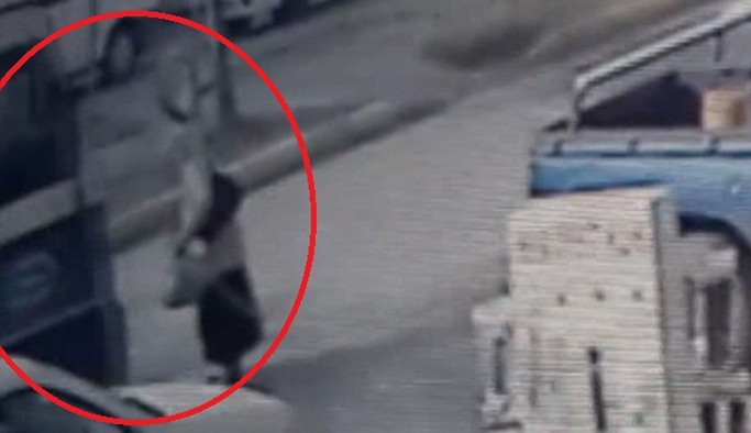 Binmeye çalıştığı minibüsün altında kaldı