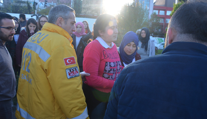 Genç kız yolun karşısına geçmek isterken...