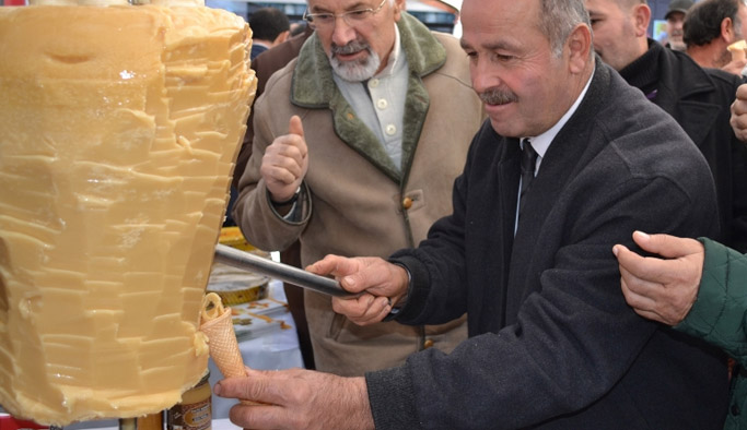 Karadeniz'de bu da yapıldı! Bal döneri...