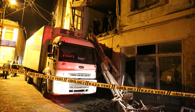 Tarihi eve kamyon çarptı