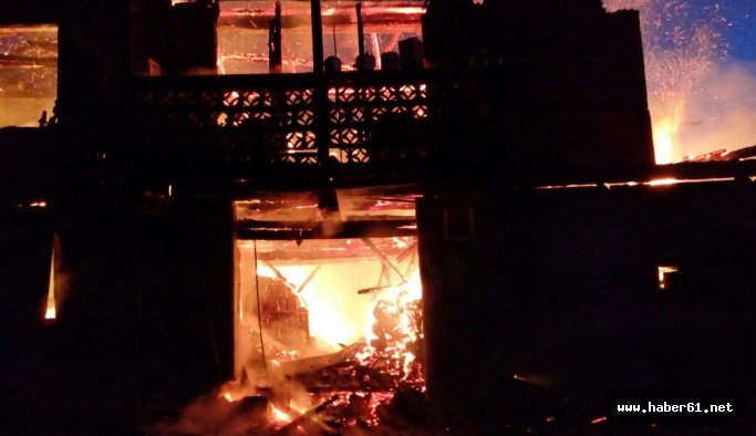 2 katlı ahşap ev yandı