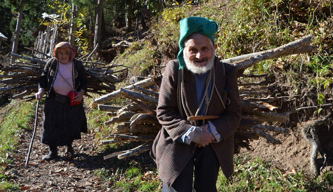 Trabzon'da yaşlı çift, gençlere adeta taş çıkartıyor