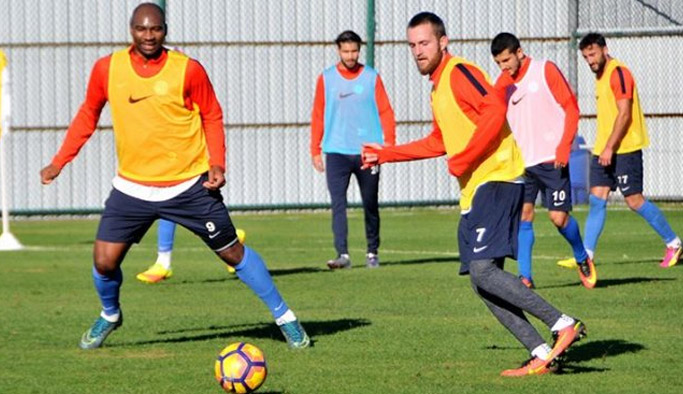 Kweuke imzayı atıyor