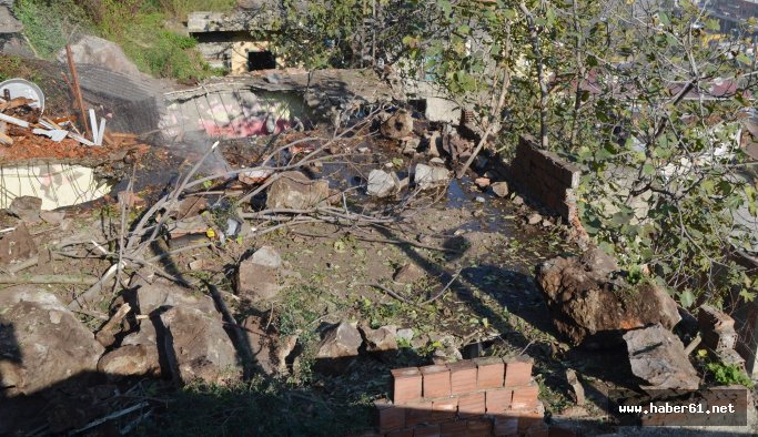 Trabzon'da eve kaya düştü