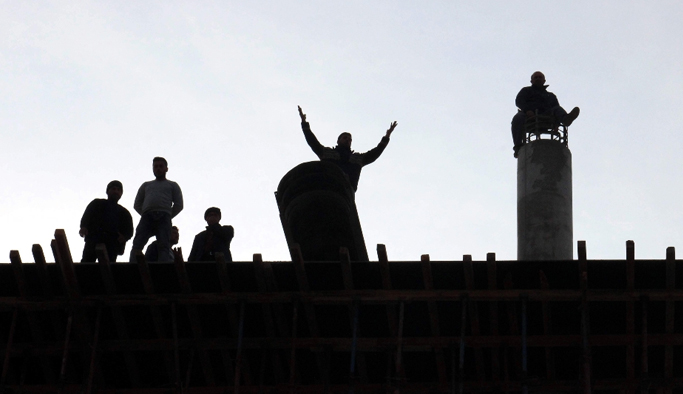 Paralarını alamayan işçiler inşaatı söktü