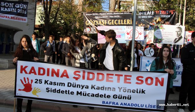 Liselilerden kadına şiddete tiyatrolu protesto