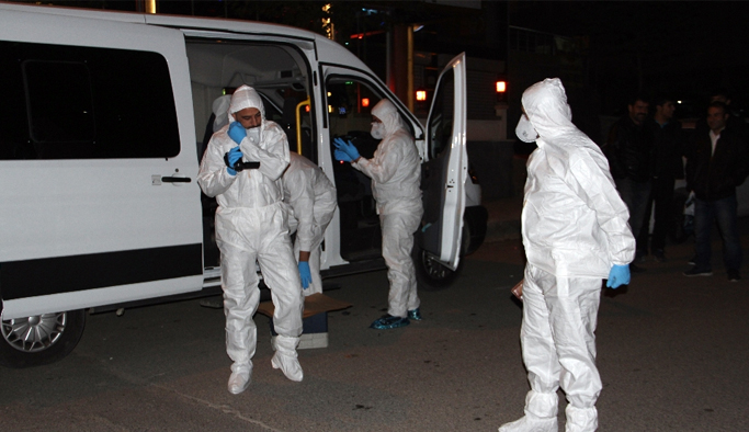 Kapıyı açan polisler korkunç manzarayla karşılaştı