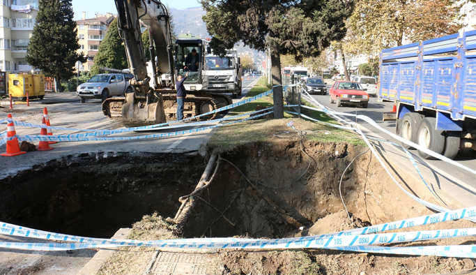 Karadeniz Sahil yolunda çökme: 4 metre çukur oluştu