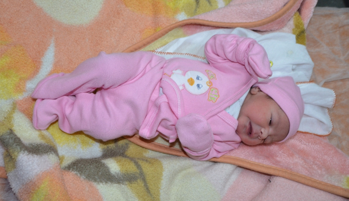 İki günlük bebek yol kenarında bulundu