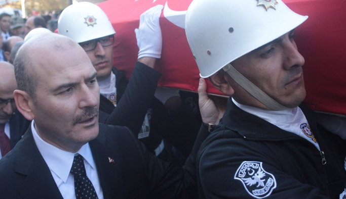 Bakan Soylu şehit cenazelerini taşıdı