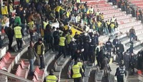 Tribünde kavga eden taraftarlara polis müdahelesi