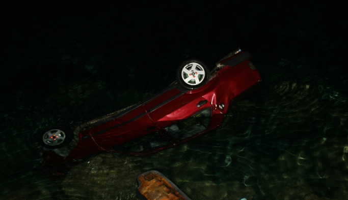 Otomobil 40 metreden denize uçtu