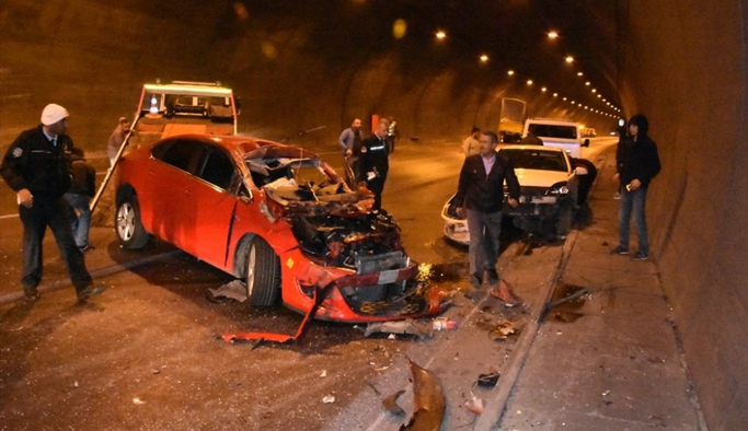 Tünelde araçlar birbirine girdi: 5 yaralı