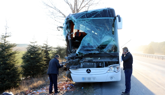 Yolcu otobüsü kamyonla çarpıştı: 13 yaralı