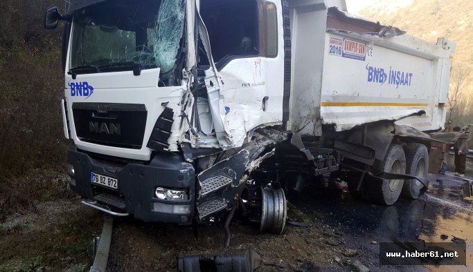 Ambulans kaza yapan araca çarptı