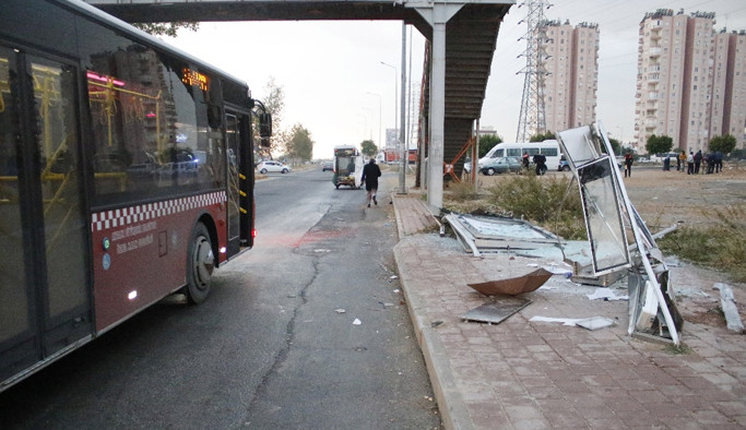 Yolcu otobüsü durağa daldı: 4 yaralı