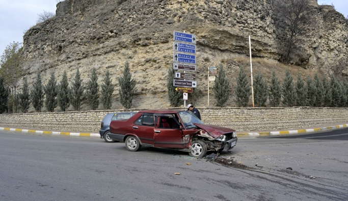 İki araç çarpıştı: 3 yaralı