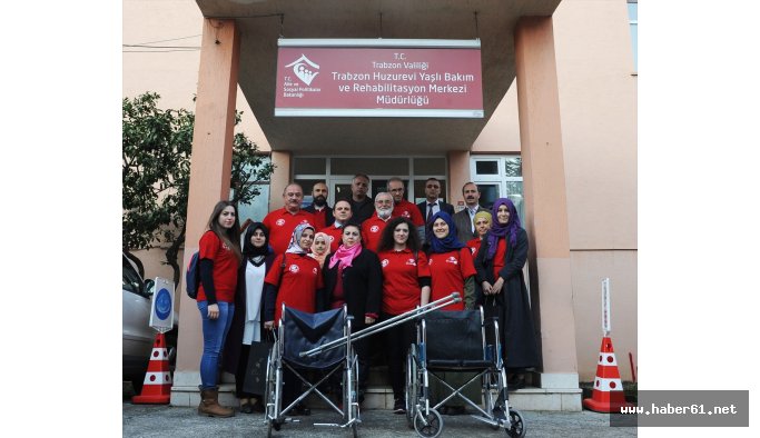 Trabzon'da gönüllülerden huzurevine ziyaret