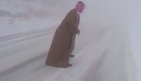 Çöle kar yağdı! Araplar çölde kaydı