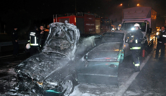 Zincirleme kaza: 1 araç alev alev yandı