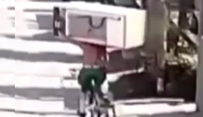 Bisiklet sırtında buzdolabı hırsızlığı