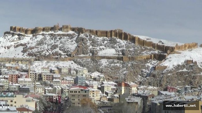 Bayburt beyaza büründü: Kentte kartpostallık manzaralar oluştu