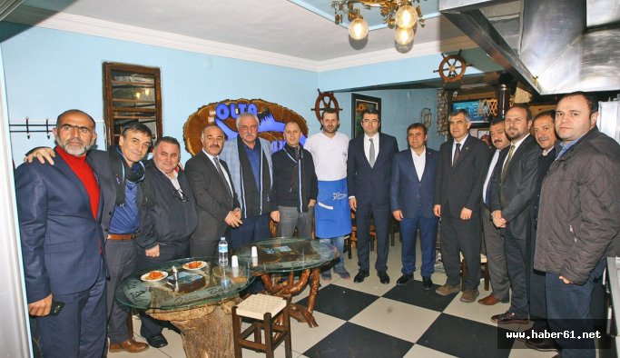 Maç öncesinde dostluk yemeği