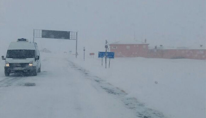 Yollar kapandı, okullar tatil