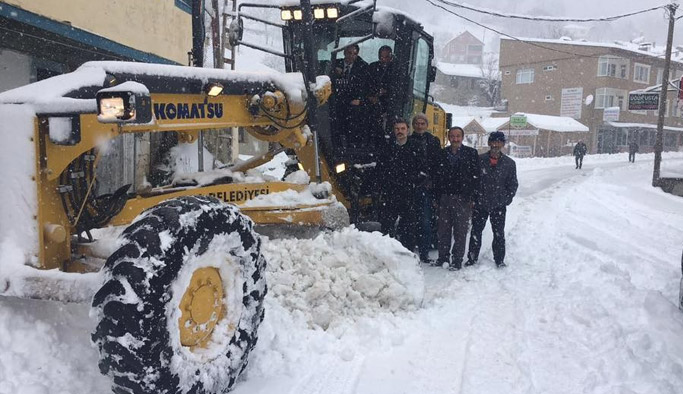 Maçka karla mücadele ediyor