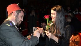 Tiyatro sahnesinde sürpriz evlenme teklifi