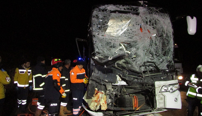 Yolcu otobüsü kamyona çarptı: 13 yaralı