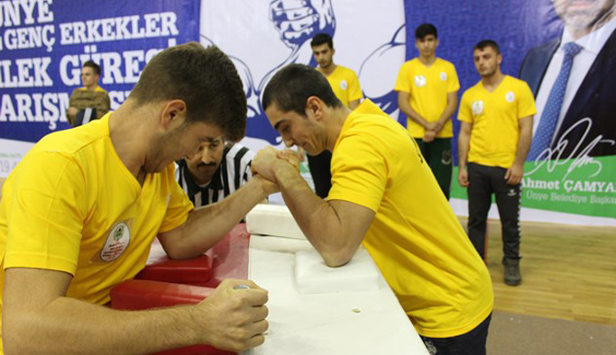 Bileğine güvenen salona geldi