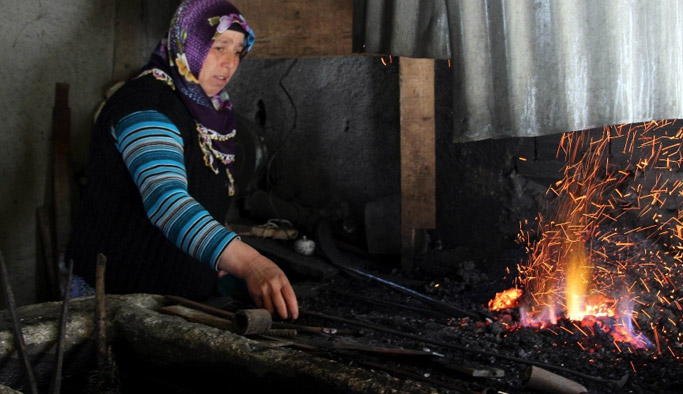 Bu kadınlar ekmeklerini demirden çıkartıyor