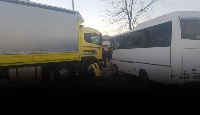 Trabzon plakalı kamyon kaza yaptı: 10 yaralı