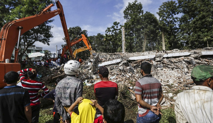 Depremde 97 kişi öldü!