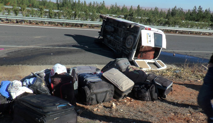 İşçileri taşıyan minibüs devrildi: 13 yaralı