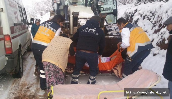 Hastalanan yaşlı kadın ambulansa kepçeyle taşındı