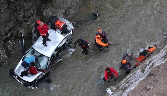 Dereye uçan otomobilde can pazarı