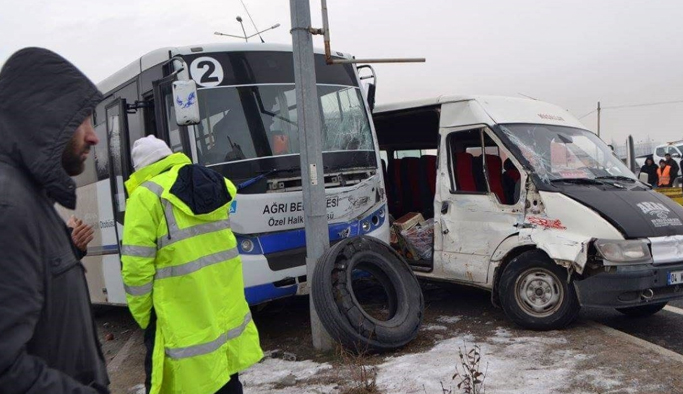 İki minibüs birbirine girdi: 9 yaralı