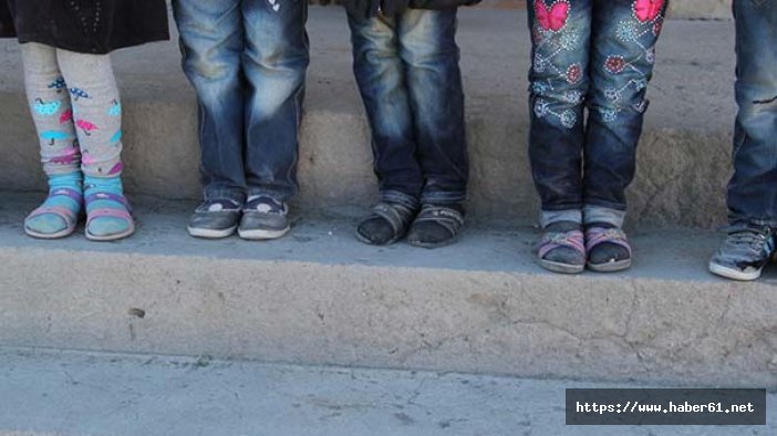 Ayakkabıları olmadığı için okula terlikle gidiyorlar