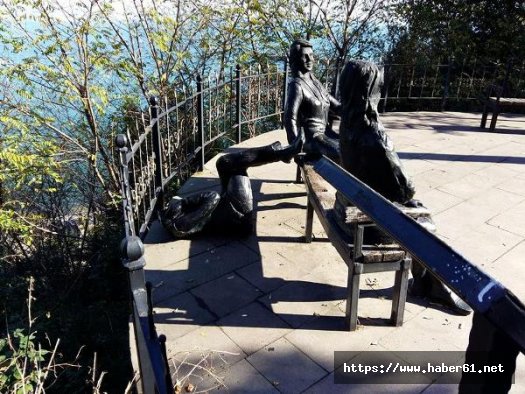 Kırılan kadın heykelleri yenilendi