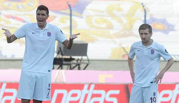 Cardozo ve Marin topun ağzında