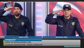 Programlarını polis üniformalarıyla sundular