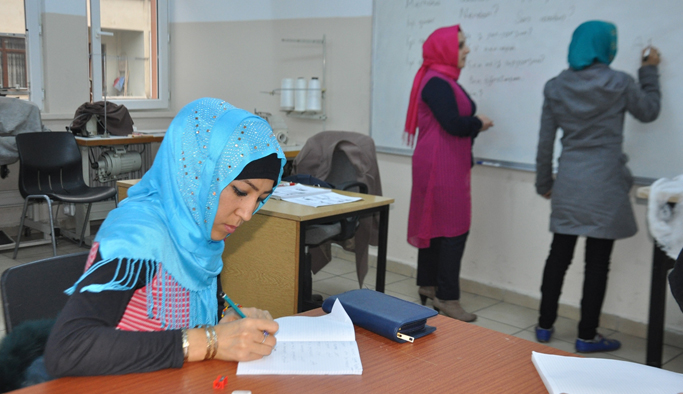 Trabzon'da sığınmacılar Türkçe öğreniyor