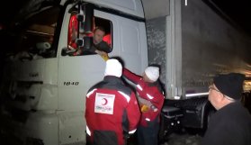 Kızılay ekipleri yolda kalanlara sıcak çay ikram etti