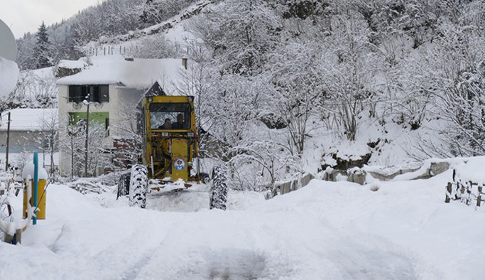 Trabzon'da karla mücadele çalışmaları sürüyor
