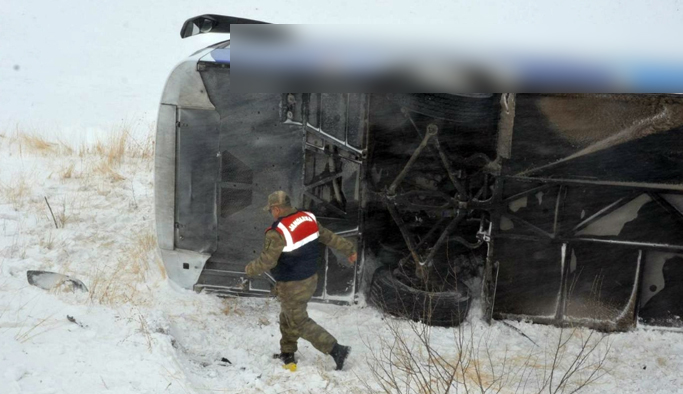 3 yolcu otobüsü devrildi: 25 yaralı