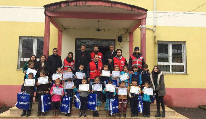Kızılay'dan Sürmene'de okullara yardım