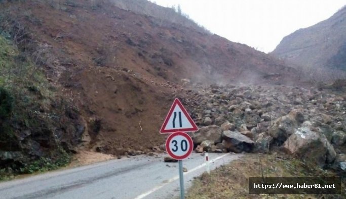 Heyelan ulaşıma engel oldu