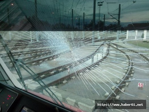 Kartopuyla tramvayın camını kırdılar